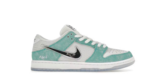 NIKE SB APRIL SKATEBOARDS